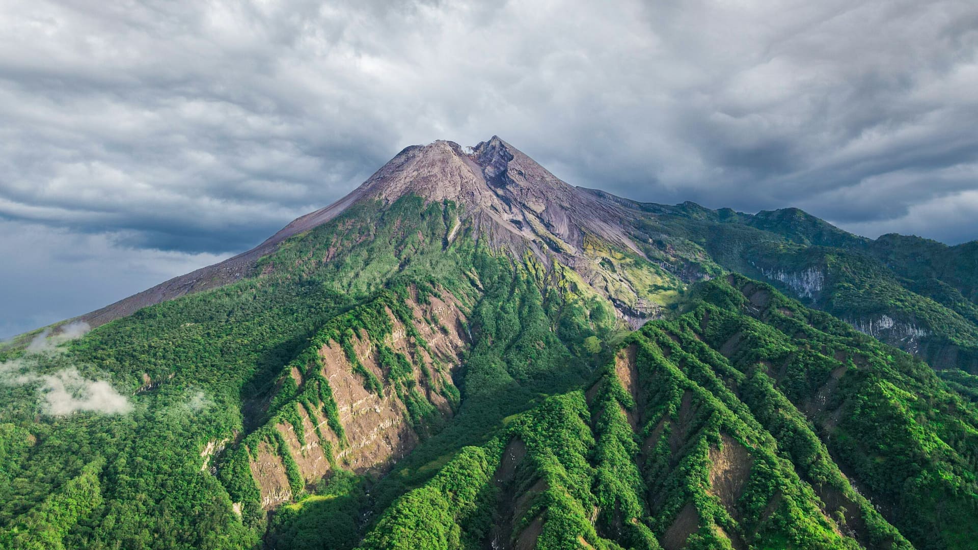 Yogyakarta (4 Days) Tour Package: Borobudur, Prambanan & Merapi