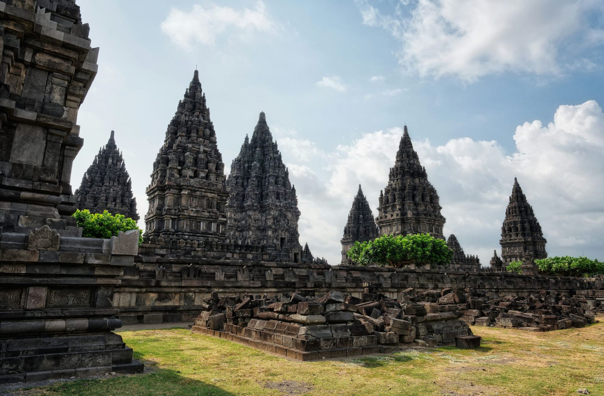 Yogyakarta (1 Day) Tour Package: Borobudur, Prambanan & Merapi