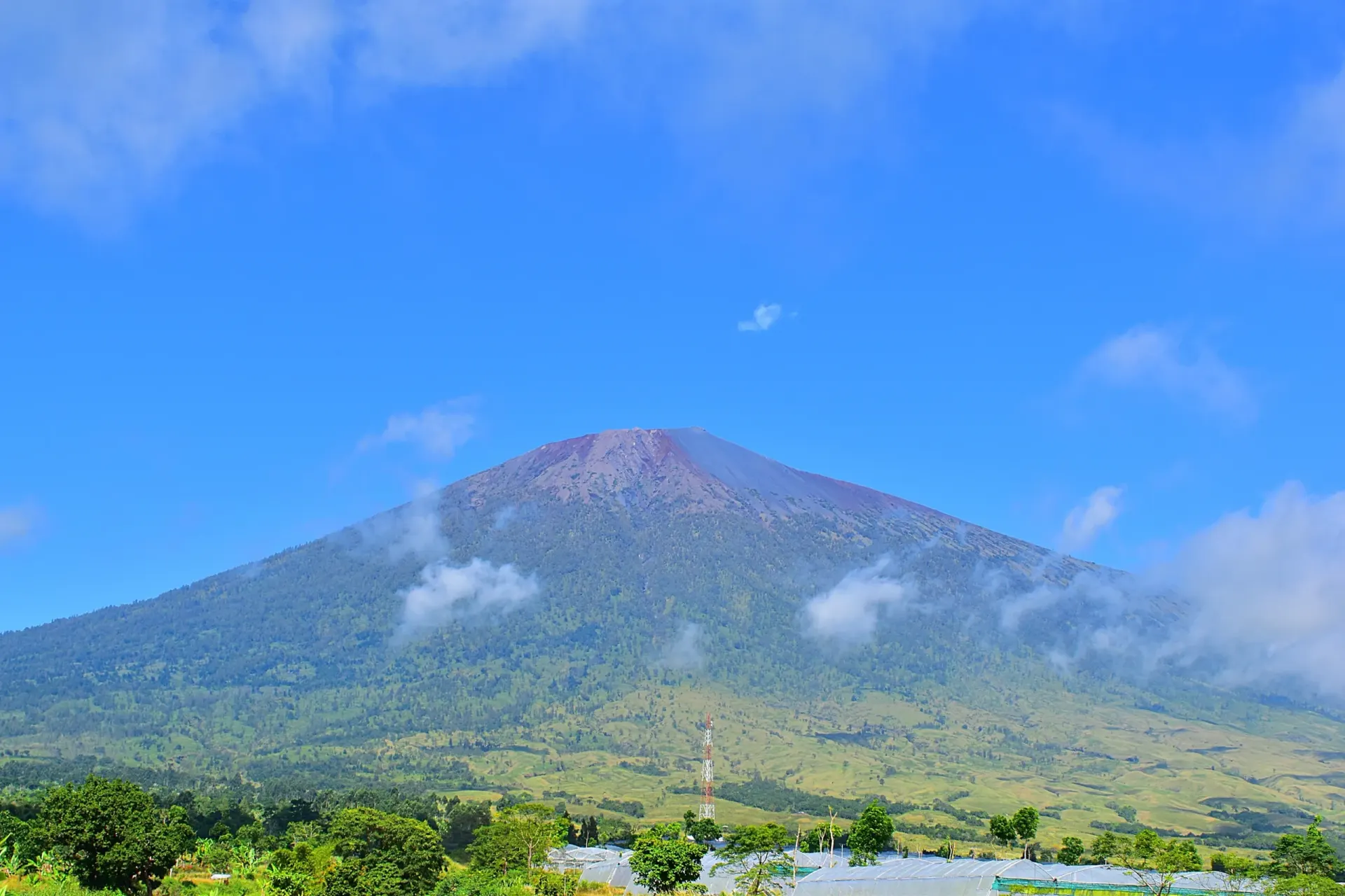 Mount Rinjani Trekking Guide: Hiking Indonesia’s Second-Highest Volcano